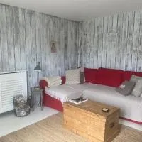 Isle 2-Bed Retreat- Sleeps 4 Garden & Games Room, viešbutis mieste Kousas