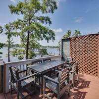 Boat and Fish Waterfront Gem on Pasquotank River!, ξενοδοχείο κοντά στο Περιφερειακό Αεροδρόμιο Elizabeth City/Elizabeth City CGAS - ECG, Elizabeth City