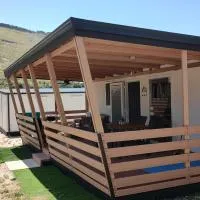 Sunrise Wellbeing mobile home - Mindful, Holistic & Active retreat - 35m from the sea، فندق في غريباستيكا
