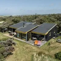 Large bright summerhouse with sea view and close to the ocean, hotel v mestu Lønstrup