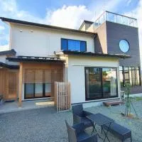Fujiyoshida house, 2 toilet 2 bathroom, Mt Fuji view, 4 living room, free parking 5 cars, projector, washmachine, pet ok, hotelli kohteessa Minamitsuru