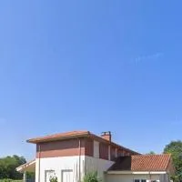Chalet adosado con amplio jardín, viešbutis mieste Cubas