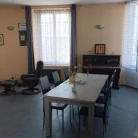 Maison complète, hotel Parennes városában
