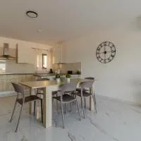 Luqa Penthouse 6 with 3 bedroom، فندق في لوكا