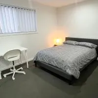Queen Room in Peaceful and Modern House - OR8, hotel u gradu 'Guildford'