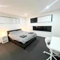 Spacious Queen Room with Attached Bathroom - OR1, hotel u gradu 'Guildford'