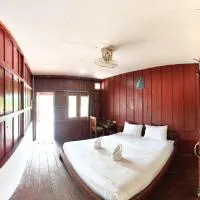 souksanh River Bungalow, hotel en Along