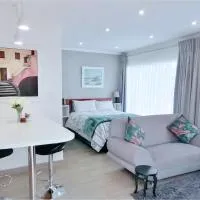 Central, Secure & Stylish Stay in Randhart, хотел в Албертън