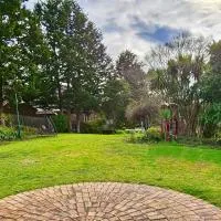 Maggie's Guesthouse - large property with pool, billiards, tennis court, BBQ & more, hotel u gradu Warrandyte