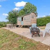 Luxury Shepherd Hut - Wood-Fired Hot Tub & Views, hotel en Yarpole
