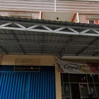 Losmen cempaka, hotel a prop de Tanjung Harapan Airport - TJS, a Sibengkok