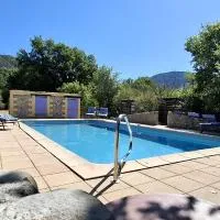 Maison Provençale avec piscine, hotel a Estoublon