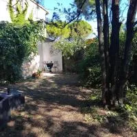 Les Lucioles, hotel u gradu Bagard