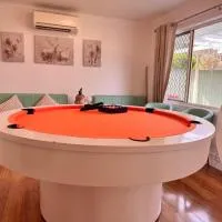 Fairyland Getaway- at Central Coast with XXXL hot Jacuzzi - Perpetual above 35C & Fun - Round pool table and Slide bunk bed, Hotel in Narara