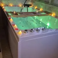 Loveroom Eclat d emoi, hotelli kohteessa Condé-sur-Noireau