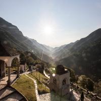 Palazzo Gamboni Swiss Historic Hotel, hotel in Comologno