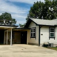 Hugo Cozy Cottage, Hotel in der N&auml;he vom Flughafen Cox Field Airport - PRX, Hugo