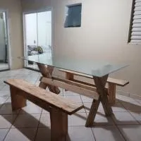 Iporã casa simples Ar-cond, wi-fi, smartv, máquina de lavar 6 pessoas, equipado com churrasqueira, garagem para 4 carros sendo 2 coberta, Hop Independente, hotel em Araçatuba
