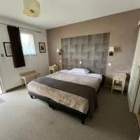 Logis Hotel-Restaurant "Auberge Le Petit pont"، فندق في Tennie