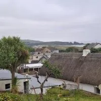 Dairy Cottage Courtyard accommodation, khách sạn ở Bunmahon