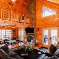 Sleeps 16 Luxury Cabin with Game Room & Hot Tub、ローガンのホテル