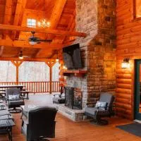 Sleeps 16 Luxury Cabin with Game Room & Hot Tub, hotel v destinácii Logan