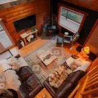 COZY Cabin with Hot Tub - Near all in Hocking Hills、ローガンのホテル