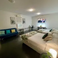 Private unit in Whitehaven Crescent، فندق في كانونفال