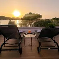 Beachfront house Miamore - 10 m from the sea, hotel v destinácii Pašman