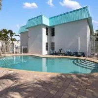 Siesta Key Condo - Beach, Pool & Village Fun!, хотел в Сиеста Кий
