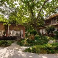 Dujiangyan Whispering Wind Hot Spring Resort Homestay(Near HSR Station)، فندق في دوجيانغيان