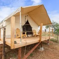 Settle Into a Cozy Old West Cabin Tent Escape, viešbutis mieste Tumstounas