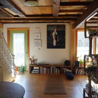 Unique artist's sun filled farmhouse meets loft, hotel berdekatan Auburn/Lewiston Municipal Airport - LEW, Auburn