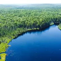 Karaoke Lodge in Madawaska, Big Group-Friendly: Lake Saint Peter şehrinde bir otel