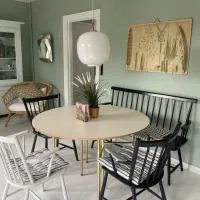 Stylish 3- bedroom Home with Garden & Terrace- Sleeps up to 6 guests, ξενοδοχείο σε Samsø