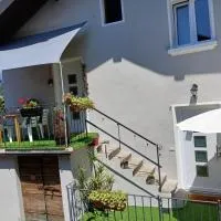 Lucia's Wood House, хотел в Интра