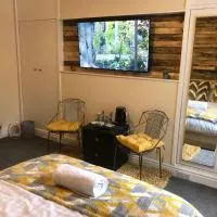 106 Brynmill - Room 8, hotelli kohteessa Sketty