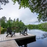 Cottage Le Petit Renard Waterfront & Jacuzzi, hotel en Labelle