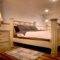 Extra Spacious vintage styled basement apartment - private, ξενοδοχείο στο Κάλγκαρι