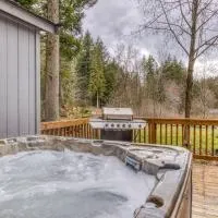 Riverbend Retreat 3 - Riverfront, Hot Tub, BBQ Pet Friendly, хотел в Rhododendron