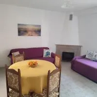 Family&Friends 1 - Ground Floor 2-Room Guest Suite - Natural Stone Wall Cooling twin room and large lounge with real beds - fully equipped & minutes from the sea & beach, hotell sihtkohas Galtellì