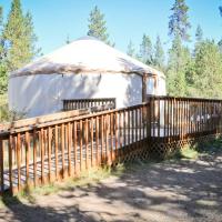 Bend-Sunriver Camping Resort Wheelchair Accessible Yurt 13、サンリヴァーのホテル