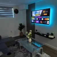 ArbyManie's Place Entire Built Basement Apartment, hotel en London