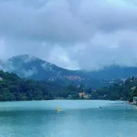Joeys by the Lakeside, Bhimtal, hotel di Bhimtal