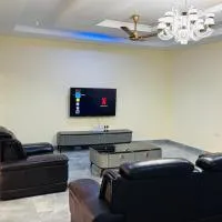Sunlit Top Floor with Starlink Wi-Fi and Laundry Machine, hotel sa Kumasi