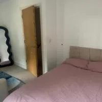 Bright and Spacious Double Room, hotel en Longbridge