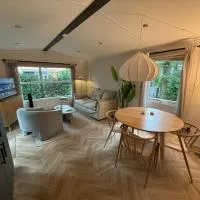 Charming Chalet on Park with Swimming Pool Restaurant and Bowling - Nationaal Park de Hoge Veluwe - Cozy Getaway Hoenderloo，位于洪德洛的酒店