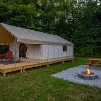 Boutique Camp Getaway at Roaring River, hotel di Cassville