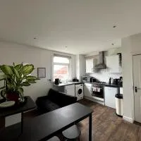Cozy hotel-style city apartment with free parking, hotel di Amley