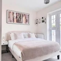 Spacious 4-Bedroom House Ideal for Contractors, Families & Business Stays in Reading, Offers 3 Parkings, hotel em Burghfield